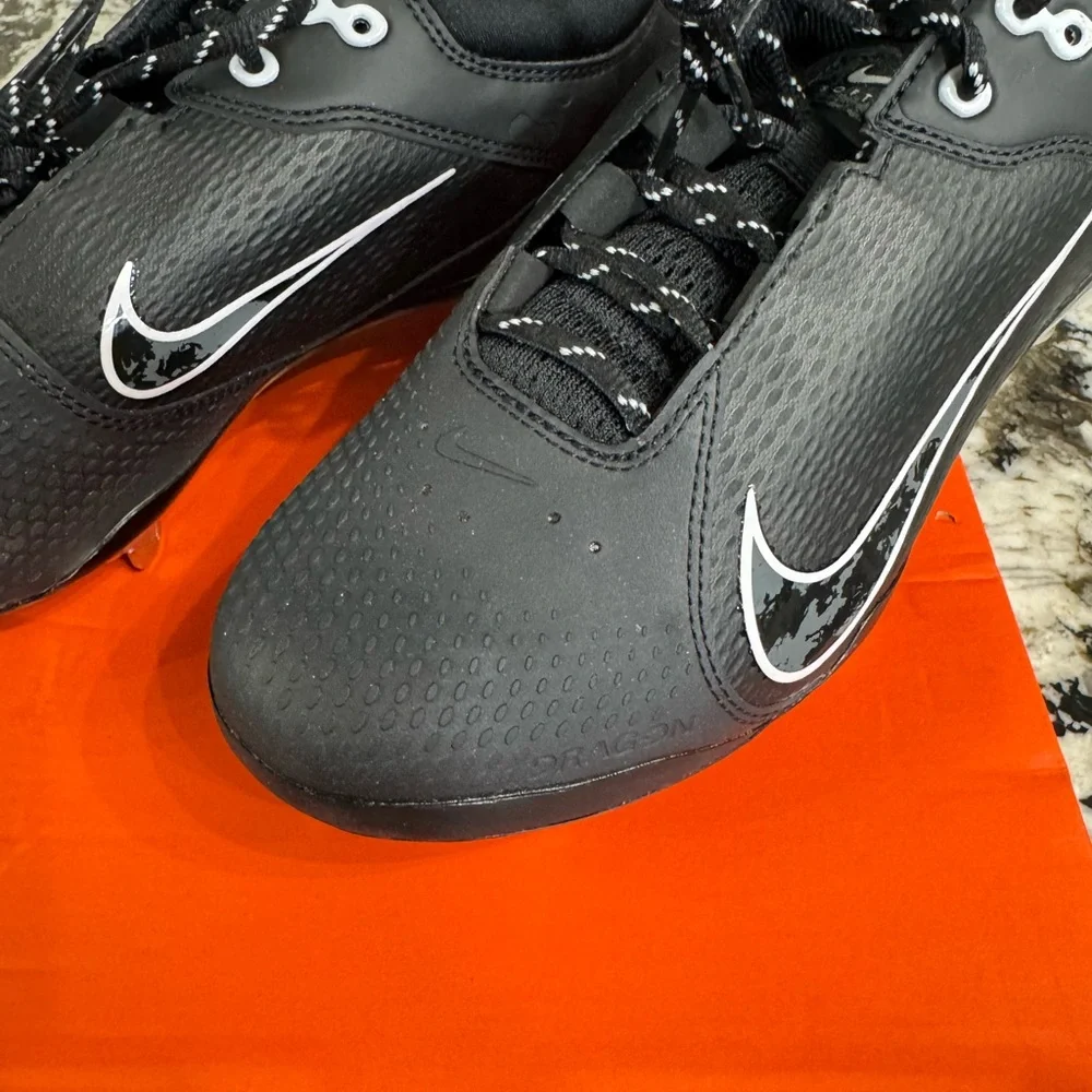 Nike‎ Hyperdiamond 4 Elite Metal Softball Cleats in Black and White